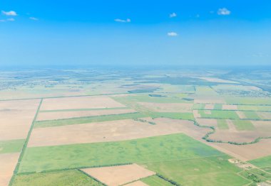 Mavi gökyüzündeki bulutlar