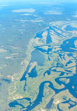 Mavi gökyüzündeki bulutlar