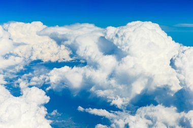 Mavi gökyüzündeki bulutlar