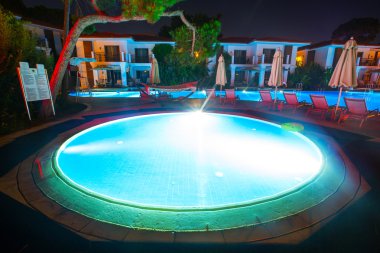 Geceleri yüzme havuzu