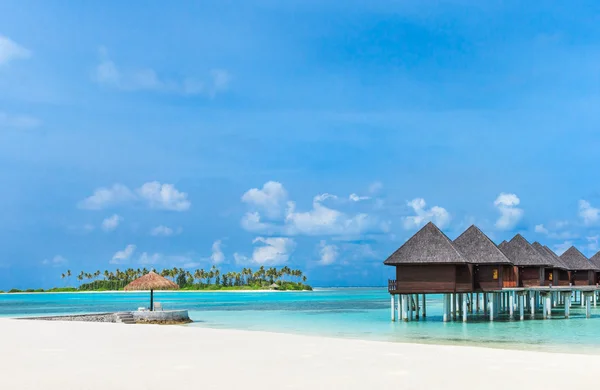 Spiaggia e mare tropicale — Foto Stock