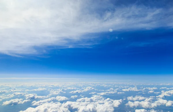 Wolken in de blauwe lucht — Stockfoto