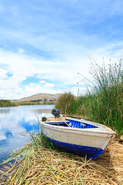 Totora barca sul lago Titicaca — Foto Stock