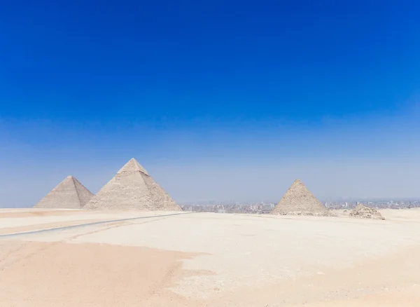 Pirámides antiguas en El Cairo — Foto de Stock