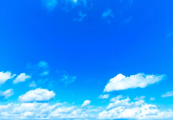 Wolken am blauen Himmel — Stockfoto