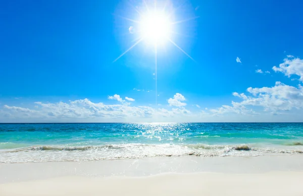 Beach with blue lagoon — Stock Photo, Image