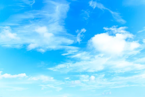 Céu azul com nuvens — Fotografia de Stock