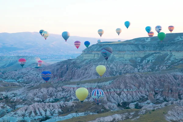 Globos volando sobre capadocia — Foto de Stock