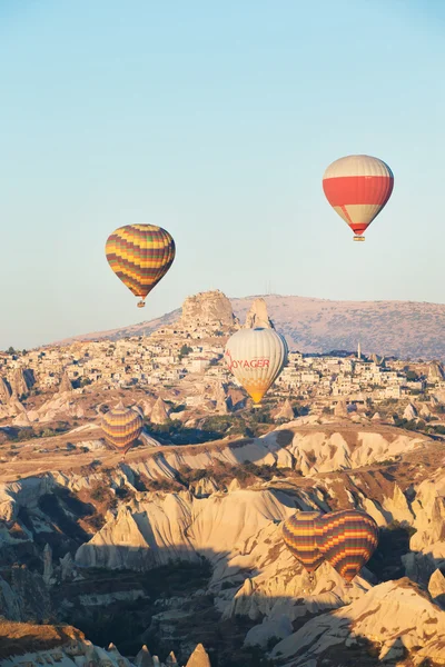 Globos volando sobre la Capadocia — Foto de Stock