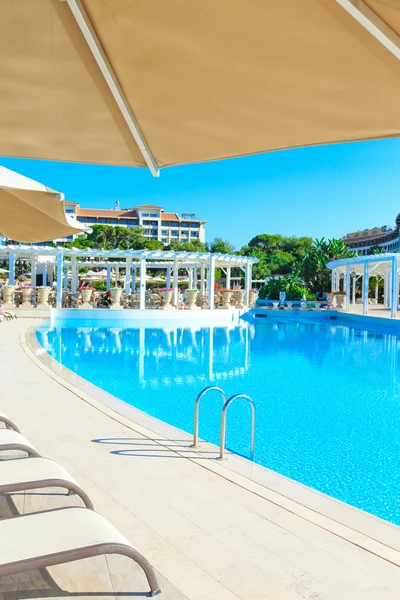 Piscina em luxo — Fotografia de Stock