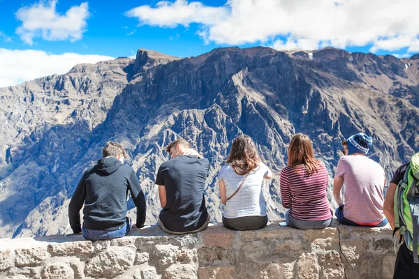 Turister tittar på Colca canyon — Stockfoto