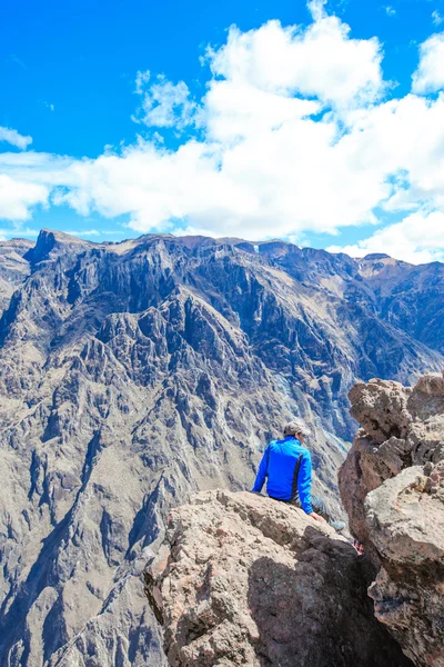 Turysta patrząc na kanion Colca — Zdjęcie stockowe