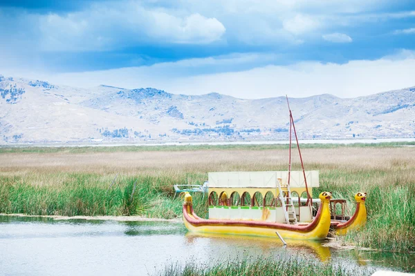 Totora-Boot auf dem Titicacasee — Stockfoto