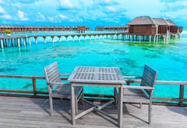 Tropik sahil ve mavi göl