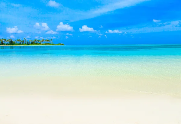 Praia com lagoa azul — Fotografia de Stock