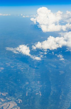 Mavi gökyüzündeki bulutlar