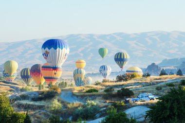 Cappadocia üzerinde uçan balonlar