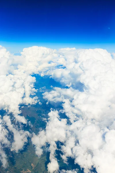 Wolken am blauen Himmel — Stockfoto