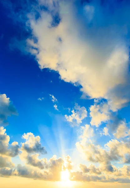 Nuages dans le ciel bleu — Photo