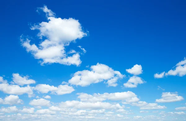 Nuvens no céu azul — Fotografia de Stock