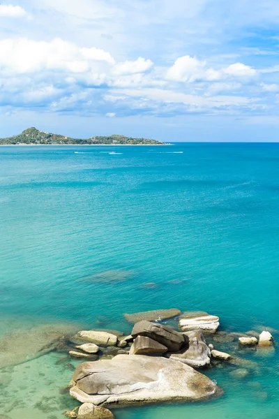 Praia e mar tropical — Fotografia de Stock