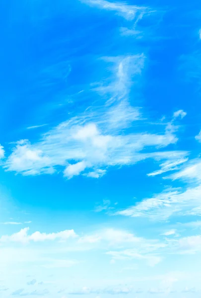 Nuvens no céu azul — Fotografia de Stock