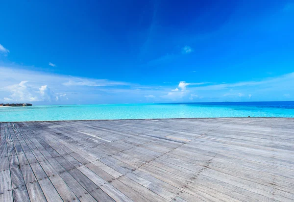 Beach with wooden pier and lagoon — Stock Photo, Image