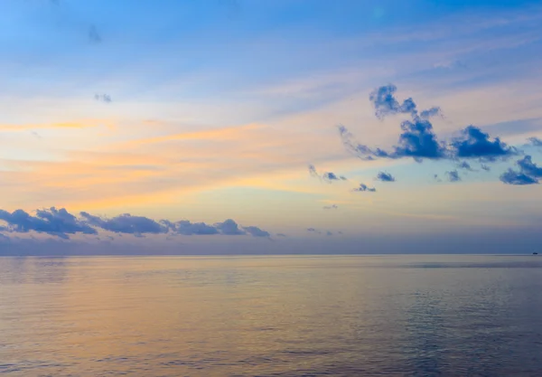 Tramonto sulla spiaggia delle Maldive — Foto Stock