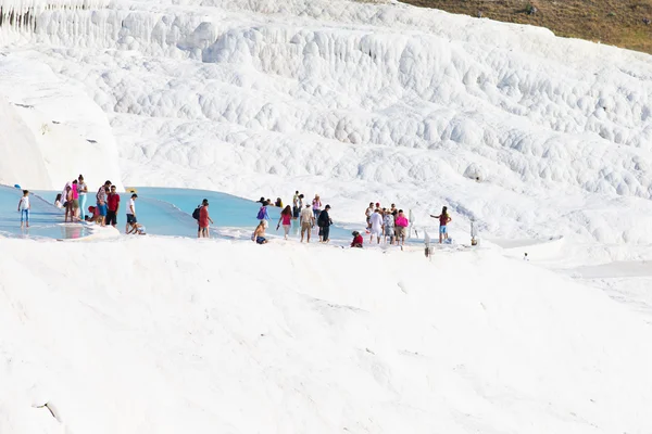 Toeristen op Pamukkale travertijn zwembaden en terrassen. — Stockfoto