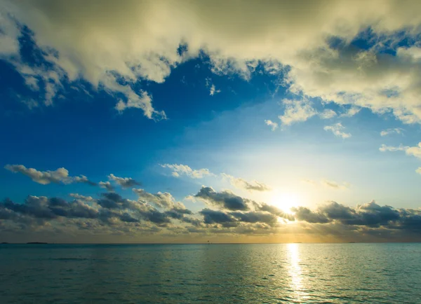 Maldivian sahilinde gün batımı — Stok fotoğraf