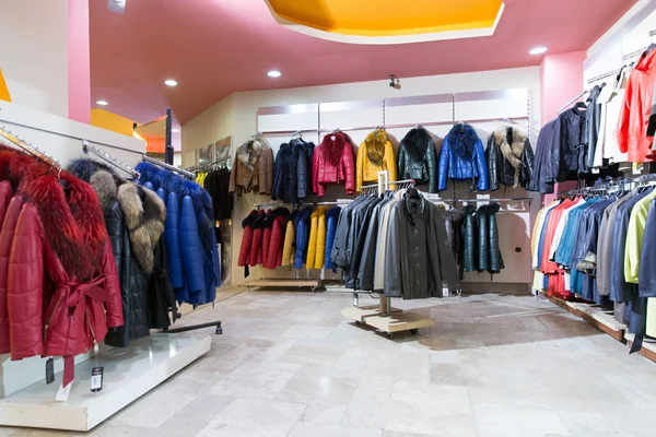 Şık giysiler içinde Dükkanı — Stok fotoğraf