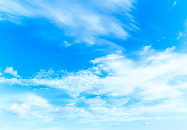 Nubes en el cielo azul —  Fotos de Stock