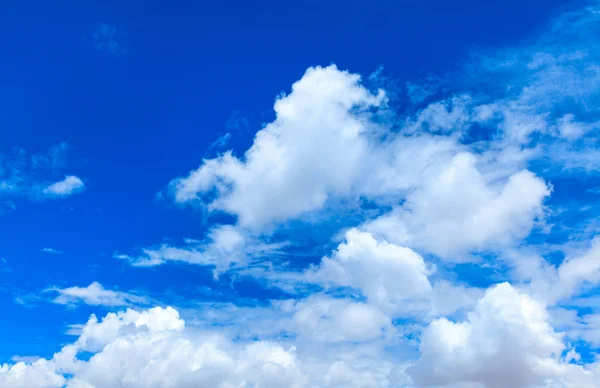 Nubes en el cielo azul —  Fotos de Stock