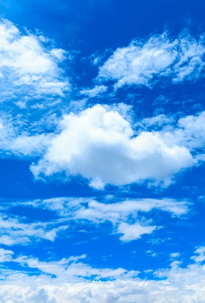 Nubes en el cielo azul —  Fotos de Stock