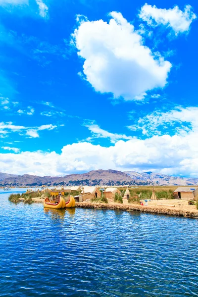 Barco Totora en el lago Titicaca — Foto de Stock