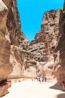 Siq, dar yuvası-Kanyon