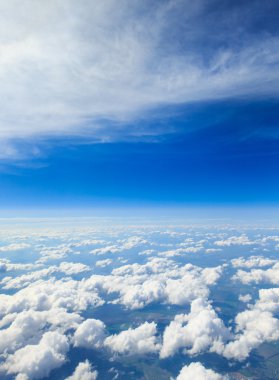 Mavi gökyüzündeki bulutlar