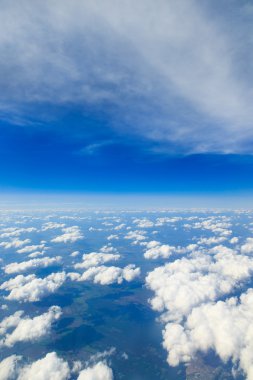 Mavi gökyüzündeki bulutlar