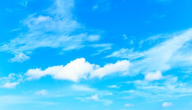 Mavi gökyüzündeki bulutlar