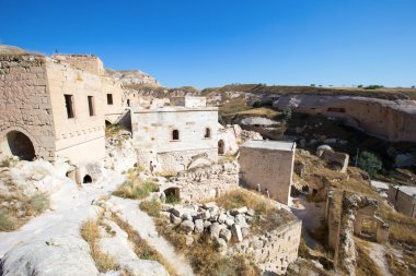 Evler oyulmuş kaya ile manzara