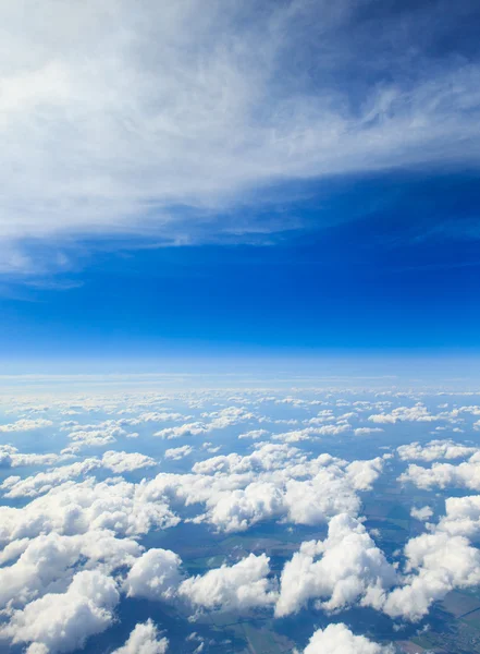 Mavi gökyüzündeki bulutlar