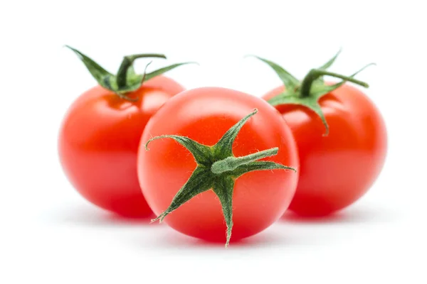 Tomaten mit grünen Blättern — Stockfoto