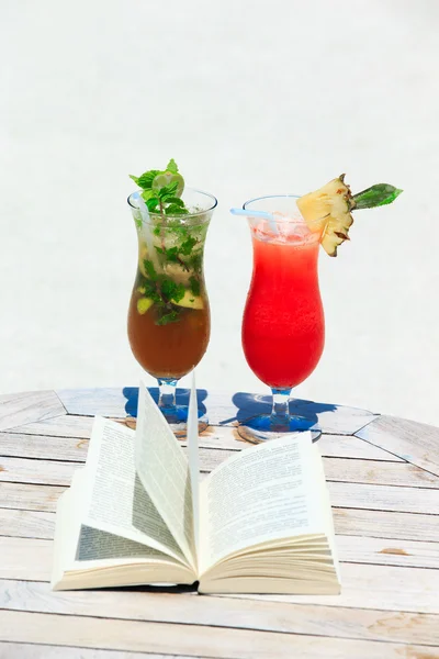 Exotic cocktails and book — Stock Photo, Image