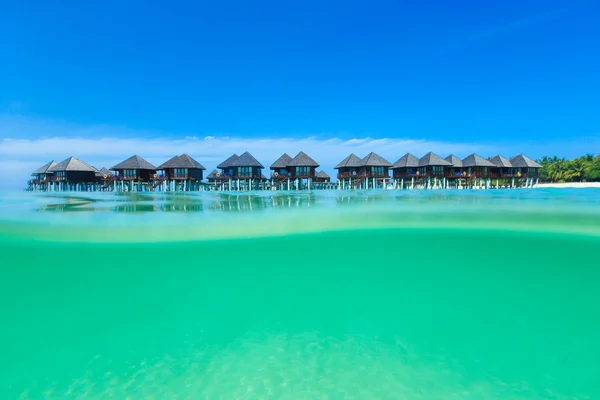 Playa con bungalows de agua — Foto de Stock