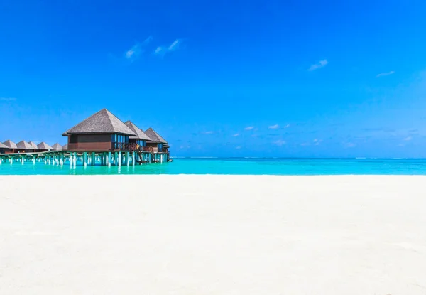 Strand met water bungalows — Stockfoto