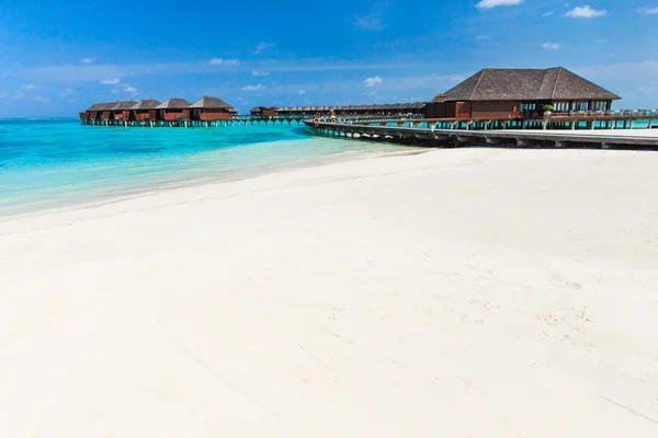 Playa con bungalows de agua —  Fotos de Stock