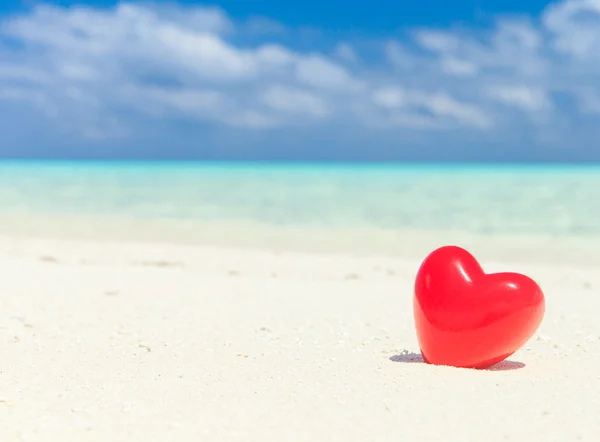 Heart balloon on tropical beach — Stock Photo, Image