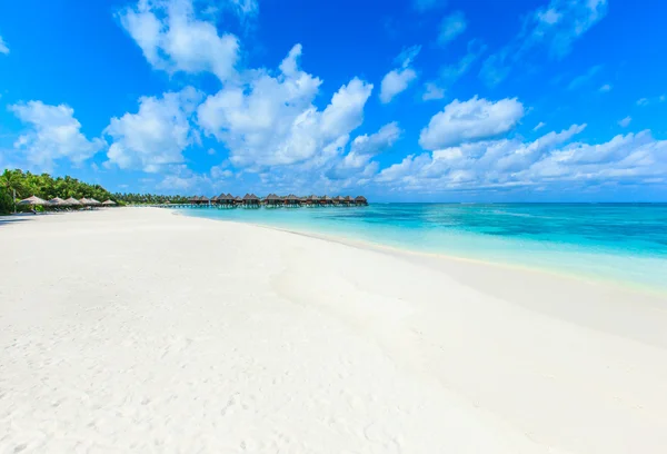 Strand met water bungalows — Stockfoto