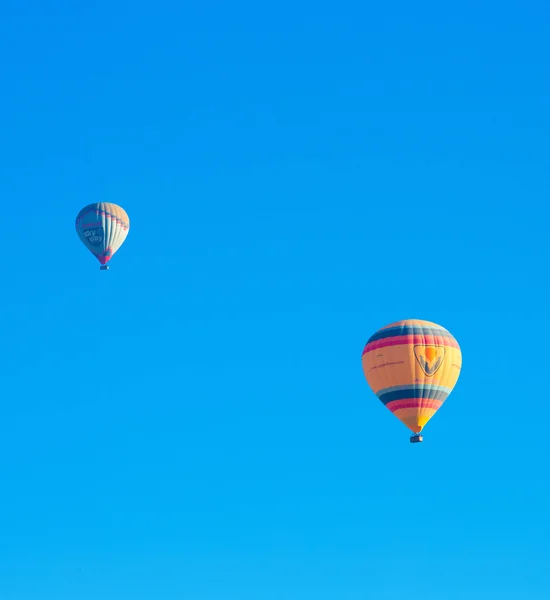 Luftballons fliegen über Kappadokien — Stockfoto