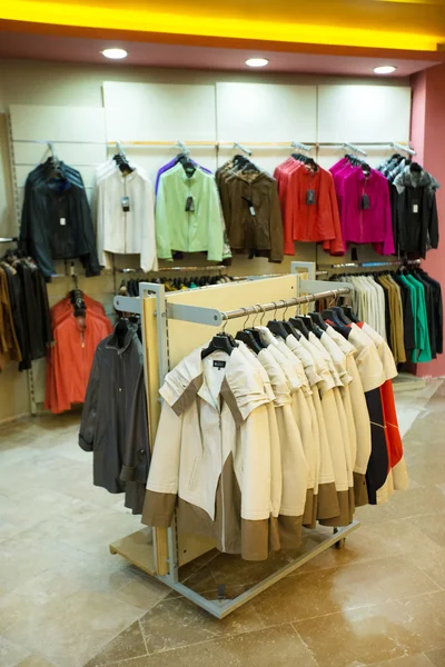 Stijlvolle kleren in winkel — Stockfoto